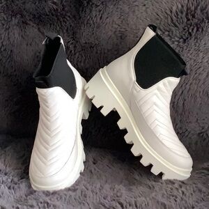 Gucci! White leather MATELASSE. CHELSEA BOOT SIZE 39.5